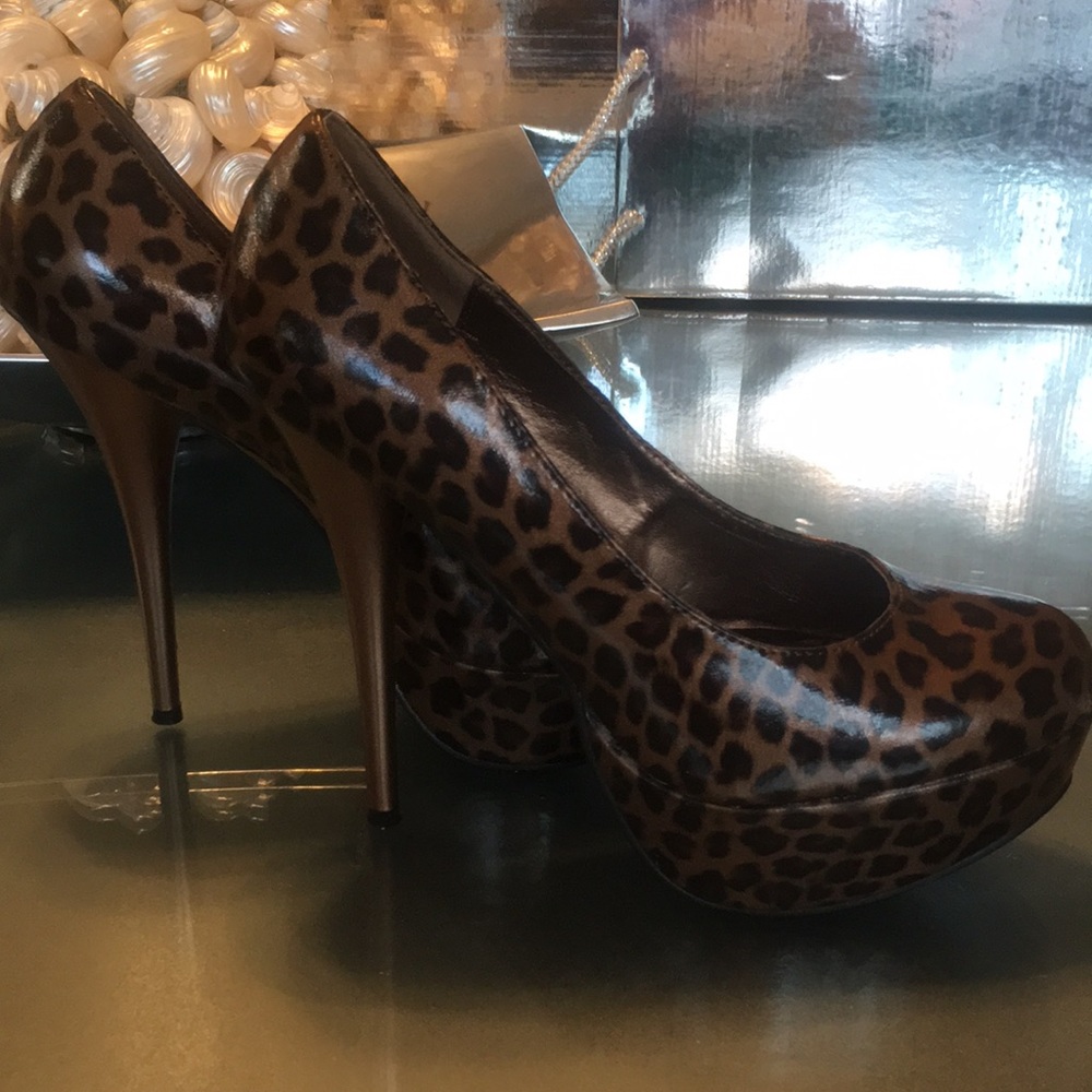 Ladies shoe leopard size 8